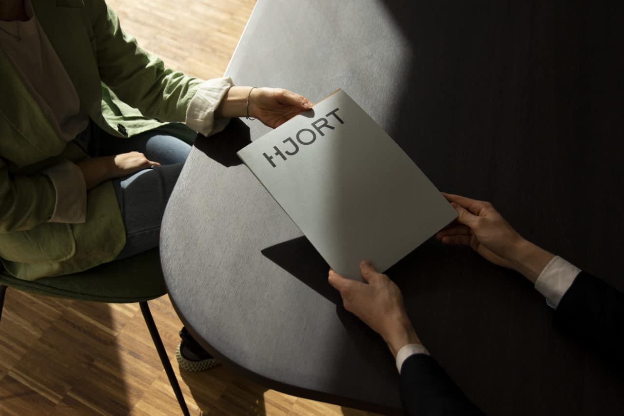 HJORT overleverer compliance-materiale i et kundemøte